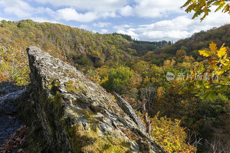 岩石在Le Herou景观，一个壮观的悬崖附近的乌尔河在阿登森林瓦隆